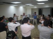 Thầy trò võ sư Nguyễn Ngọc Nội hướng dẫn cho CBNV của Tổng công ty Essco tập luyện trong ngày khai giảng lớp A15 Xuân Thủy (03/11/2011)
